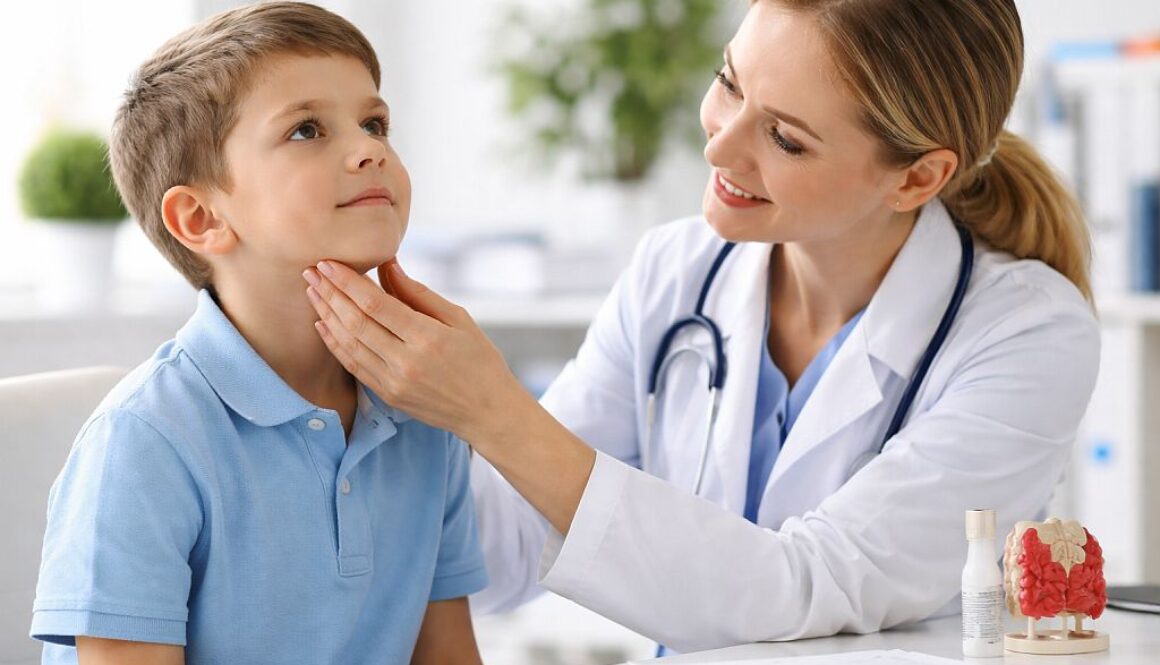 Tarczyca u dzieci - jakie objawy mogą sugerować niedoczynność lub nadczynność?